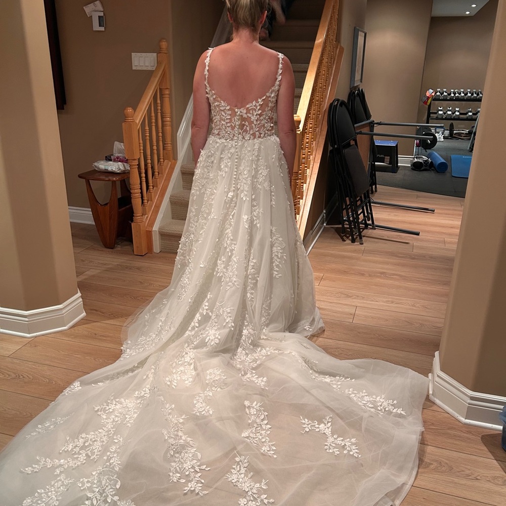 Elegant White Lace Wedding Dress